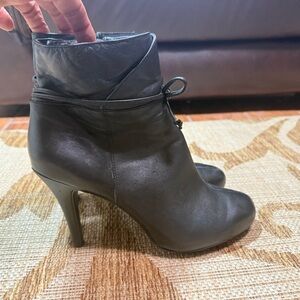 NINE WEST Bootie, zip closure, bow front, size 9.5